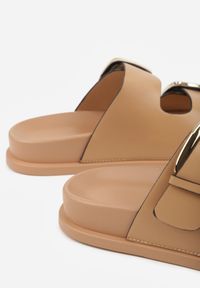 Born2be - Ciemnobeżowe Klapki Ozdobione Dwoma Paskami i Klamrami Jilryna. Okazja: na spacer, na co dzień. Kolor: beżowy. Materiał: jeans. Wzór: aplikacja. Sezon: lato. Styl: casual, klasyczny #7