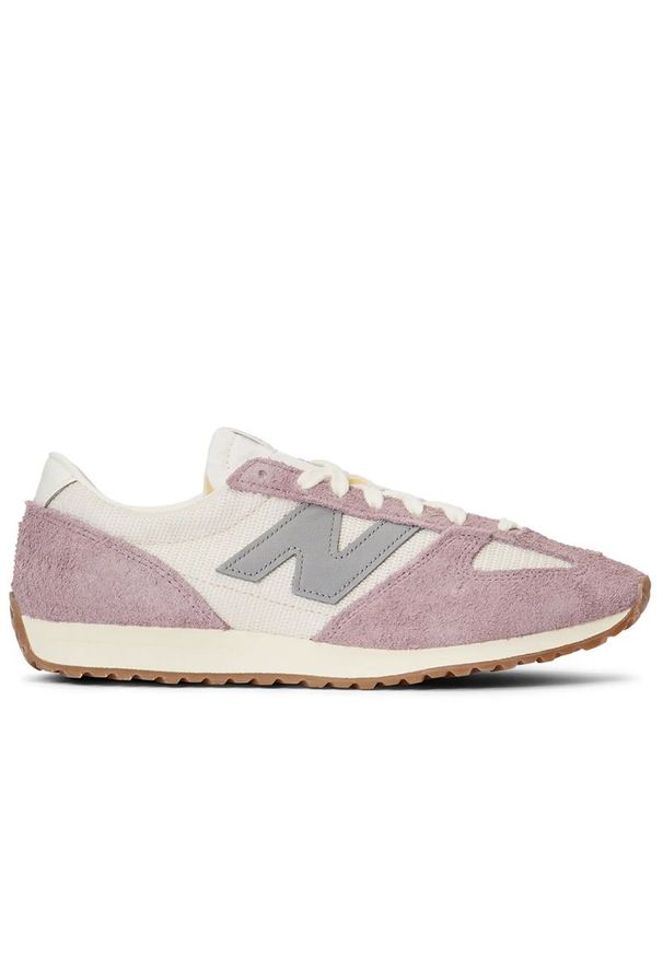 Buty New Balance U471AL - różowe. Kolor: różowy. Materiał: skóra, guma, zamsz. Szerokość cholewki: normalna. Wzór: jodełka