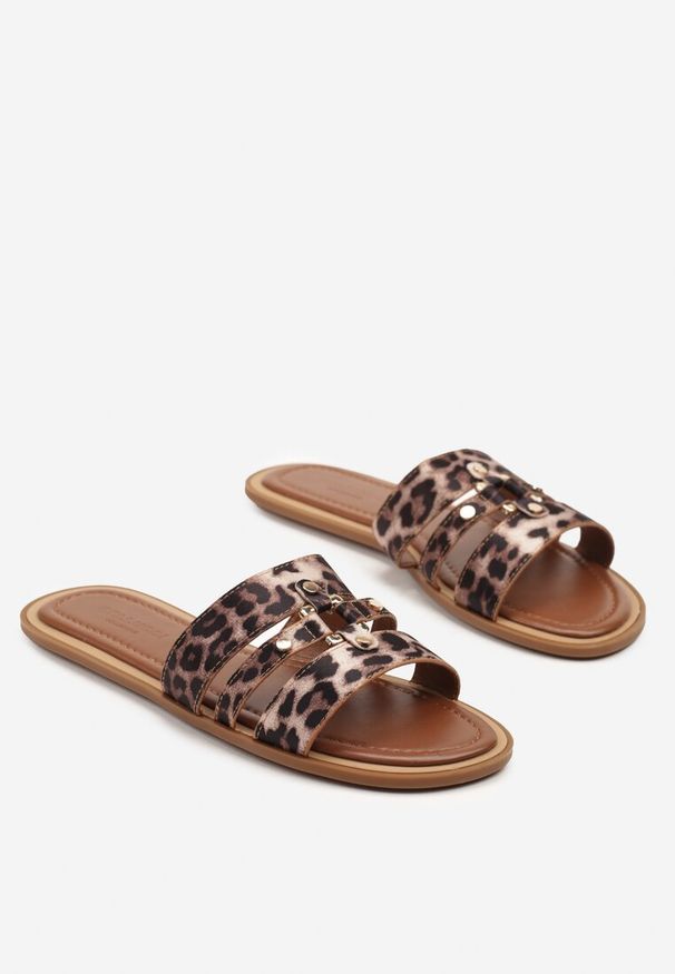 Born2be - Panterkowe Klapki z Metalicznymi Ozdobami Nellavira. Okazja: na co dzień. Wzór: aplikacja. Obcas: na obcasie. Styl: klasyczny, casual. Wysokość obcasa: niski