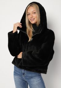 Born2be - Czarna Kurtka Futrzana z Nieodpinanym Kapturem Lanasia. Okazja: na co dzień. Kolor: czarny. Materiał: futro. Styl: elegancki, casual #7