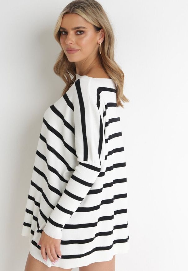 Born2be - Biały Sweter Oversize w Paski z Rękawami Nietoperz Caelania. Kolor: biały. Wzór: paski