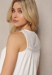 Renee - Biały Top z Bawełny Ozdobiony Koronką i Falbanką Larana. Kolor: biały. Materiał: bawełna, koronka. Wzór: aplikacja, koronka #3