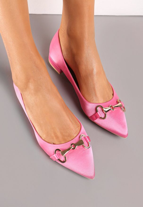 Born2be - Różowe Satynowe Balerinki z Metalową Ozdobą Persefa. Kolor: różowy. Materiał: satyna. Wzór: aplikacja. Styl: elegancki