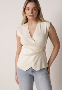 Born2be - Beżowa Bluzka z Wiskozą Kopertowym Dekoltem i Metalową Klamrą z Boku Sanviel. Kolor: beżowy. Materiał: wiskoza #2