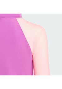 Adidas - Rashguard adidas x Disney Minnie and Daisy. Kolor: wielokolorowy, różowy, fioletowy. Materiał: materiał. Wzór: motyw z bajki