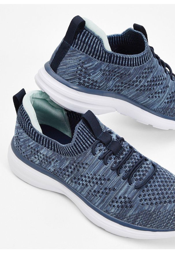 bonprix - Wygodne sneakersy wsuwane z miękkiego materiału. Zapięcie: bez zapięcia. Kolor: niebieski. Materiał: materiał