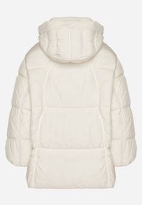 Born2be - Biała Pikowana Kurtka o Kroju Oversize z Kapturem Galandia. Okazja: na co dzień, na spacer. Typ kołnierza: kaptur. Kolor: biały. Materiał: poliester, jeans. Styl: casual, elegancki #4