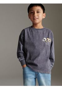 Reserved - Bluza oversize z nadrukami - ciemnoszary. Kolor: szary. Materiał: bawełna, dzianina. Wzór: nadruk #1