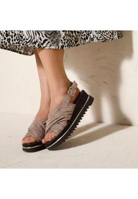 Wittchen - Damskie sandały zamszowe na platformie beżowe. Nosek buta: okrągły. Zapięcie: pasek. Kolor: beżowy. Materiał: zamsz, skóra. Wzór: aplikacja, kropki, paski. Sezon: lato. Obcas: na platformie. Styl: elegancki #5