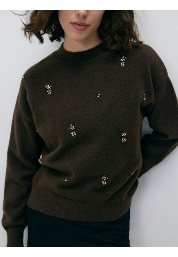 Reserved - Sweter z ozdobnymi aplikacjami - ciemnobrązowy. Kolor: brązowy. Materiał: dzianina, wełna. Wzór: aplikacja