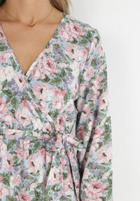 Born2be - Jasnoniebieska Sukienka Partharpia. Typ kołnierza: kokarda. Kolor: niebieski. Materiał: materiał, tkanina. Wzór: kolorowy, aplikacja, kwiaty. Typ sukienki: kopertowe, rozkloszowane. Długość: maxi #4