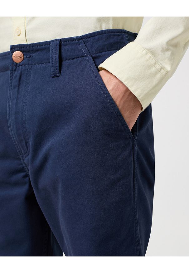 Wrangler - WANGLER MĘSKIE SZORTY MATERIAŁOWE CASEY CHINO SHORTS BLACK IRIS 112350681. Materiał: materiał