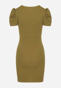 Born2be - Jasnozielona Dopasowana Sukienka z Kopertowym Dekoltem Hallimea. Okazja: na imprezę. Typ kołnierza: dekolt kopertowy. Kolor: zielony. Wzór: aplikacja. Typ sukienki: kopertowe. Styl: klasyczny, elegancki #4
