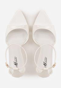 Renee - Białe Sandały ze Sprzączką wokół Kostki i Noskiem w Szpic z Lakierowanej Imitacji Skóry Santel. Okazja: na co dzień. Zapięcie: sprzączka. Kolor: biały. Materiał: skóra, lakier. Sezon: lato. Styl: casual, klasyczny, elegancki #5