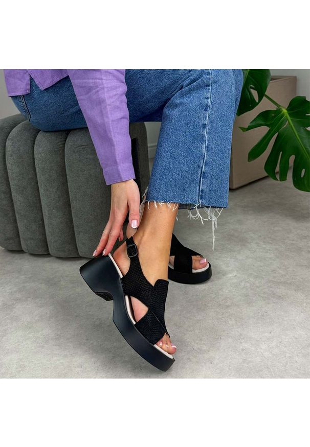Czarne skórzane sandały damskie na platformie S.Barski 7005. Okazja: na co dzień. Zapięcie: pasek. Kolor: czarny. Materiał: skóra, zamsz. Sezon: wiosna, lato. Obcas: na platformie. Styl: casual