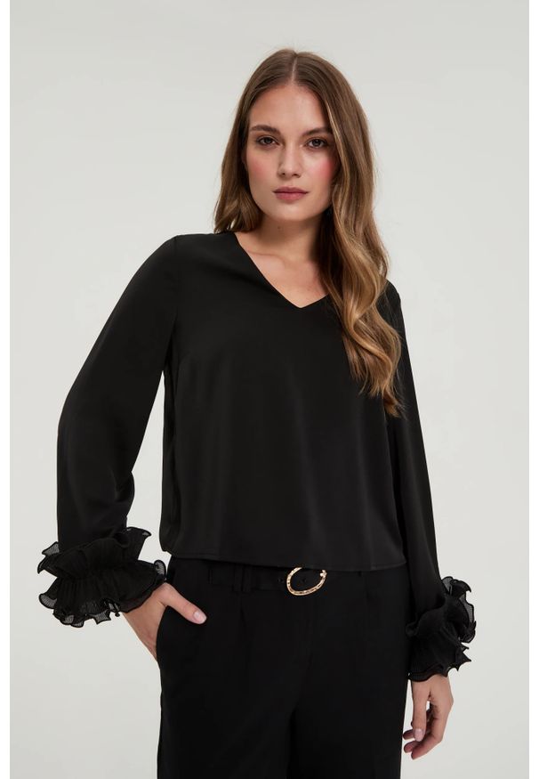 MOODO - Koszula z falbanami na rękawach czarna. Kolor: czarny. Materiał: poliester