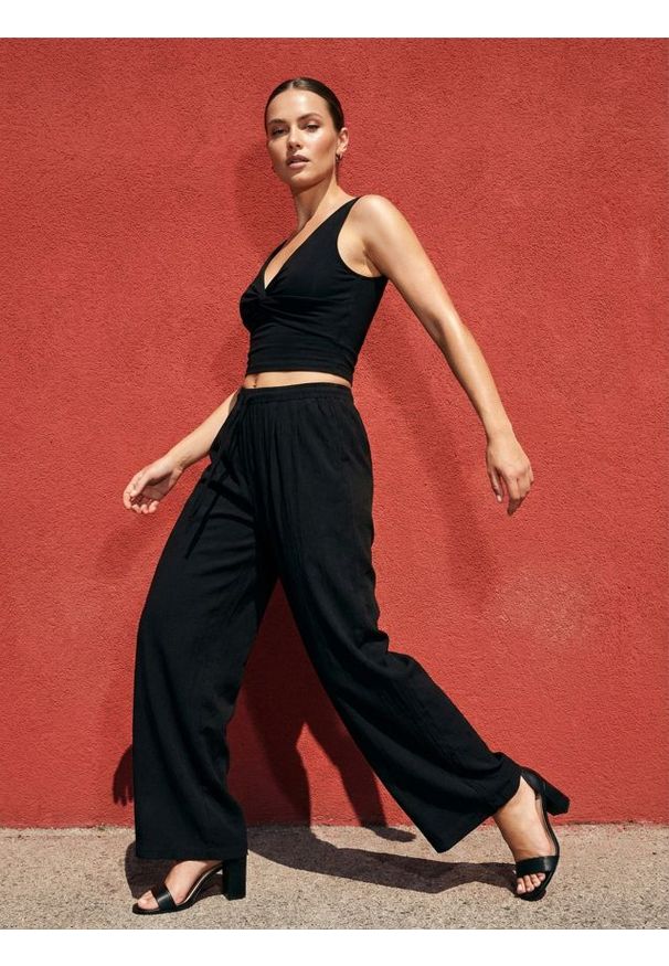 Sinsay - Wiskozowy top z dekoracyjnym marszczeniem z przodu - czarny. Kolor: czarny. Materiał: wiskoza