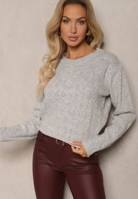 Renee - Jasnoszary Sweter w Klasycznym Stylu z Tłoczonym Wzorem Deriel. Okazja: na co dzień. Kolor: szary. Materiał: jeans. Długość rękawa: długi rękaw. Długość: długie. Styl: klasyczny #3