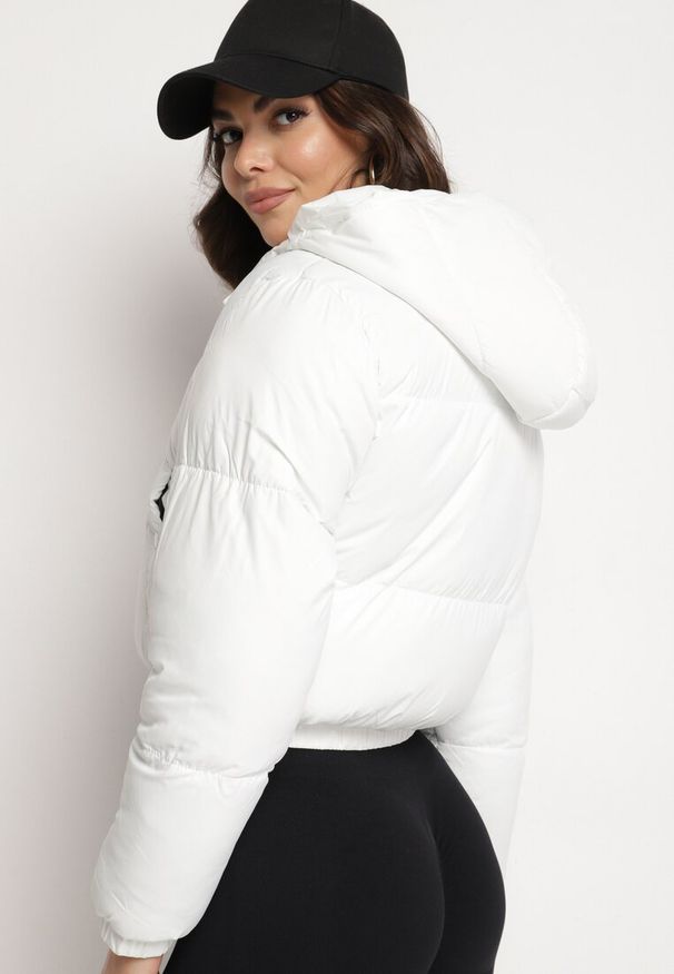 Born2be - Biała Kurtka Pikowana o Krótkim Fasonie z Kapturem Tinthella. Okazja: na spacer, na co dzień. Typ kołnierza: kaptur. Kolor: biały. Materiał: jeans. Długość: krótkie. Wzór: aplikacja. Styl: elegancki, casual