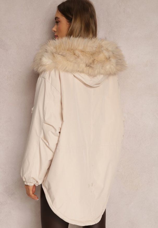 Renee - Beżowa Kurtka Parka Oversize z Futerkiem Horelle. Kolor: beżowy. Materiał: futro. Długość rękawa: długi rękaw. Długość: długie. Wzór: gładki, jednolity, aplikacja. Sezon: zima, jesień. Styl: klasyczny