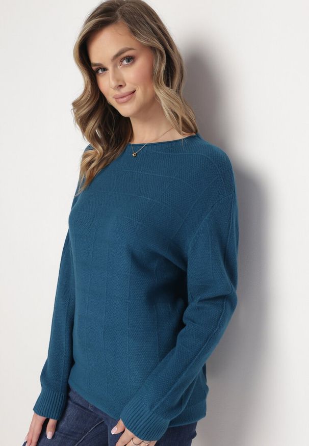 Born2be - Ciemnoniebieski Klasyczny Sweter z Długim Rękawem Darissa. Kolor: niebieski. Długość rękawa: długi rękaw. Długość: długie. Sezon: jesień, zima. Styl: klasyczny