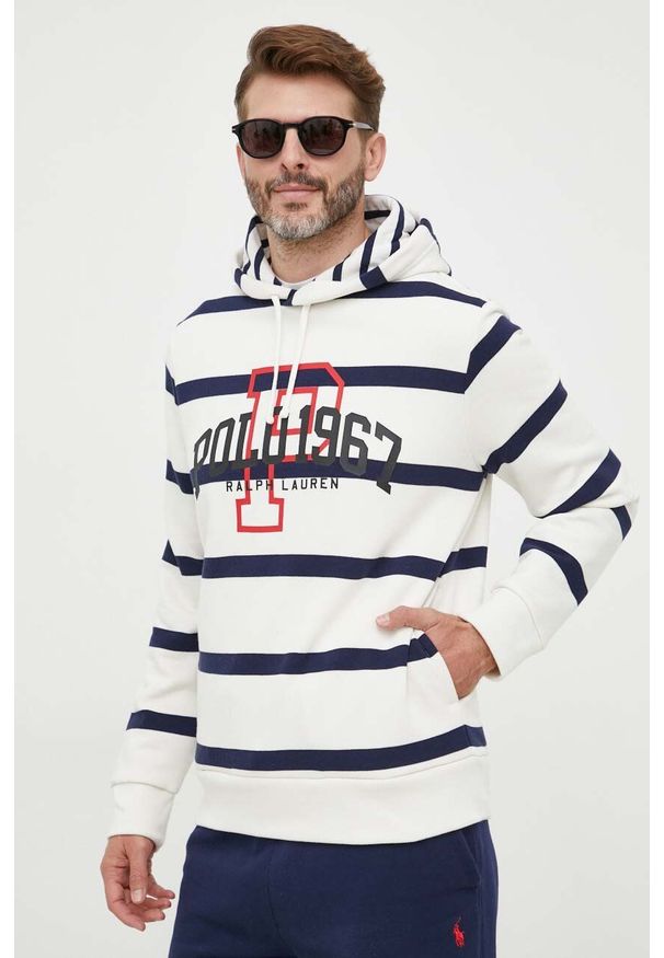 Polo Ralph Lauren bluza męska kolor biały z kapturem wzorzysta. Typ kołnierza: kaptur, polo. Kolor: biały. Materiał: dzianina. Wzór: nadruk