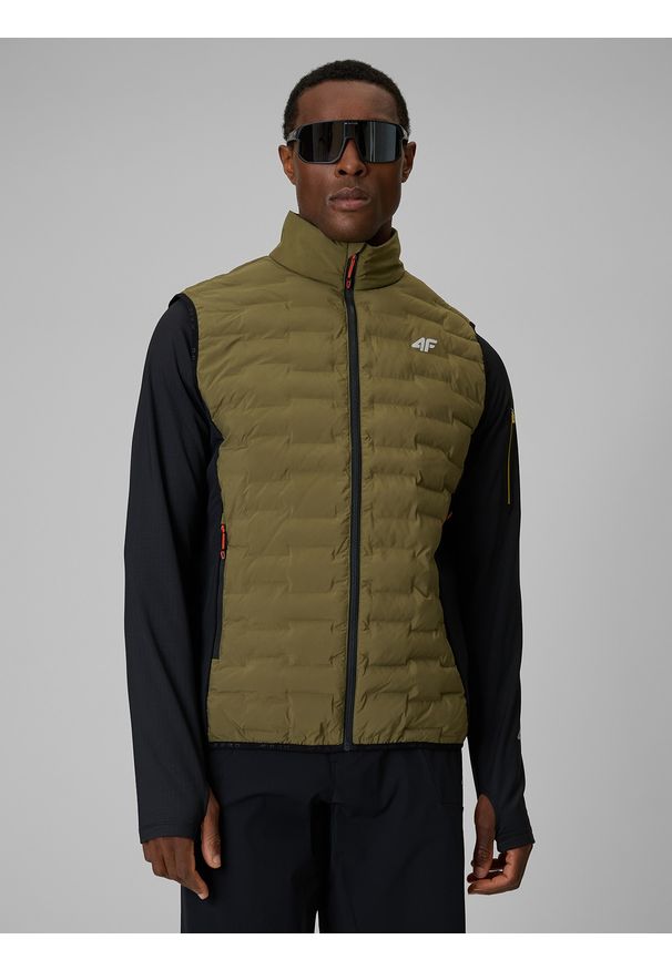 4f - 4F Bezrękawnik trekkingowy z wypełnieniem Primaloft Silver męski - khaki XL. Typ kołnierza: kołnierzyk stójkowy. Kolor: oliwkowy, brązowy, wielokolorowy. Materiał: syntetyk, materiał. Długość rękawa: bez rękawów. Technologia: Primaloft. Długość: długie. Wzór: gładki. Sport: turystyka piesza
