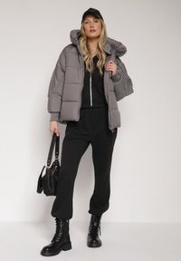 Born2be - Szara Pikowana Kurtka o Kroju Oversize z Kapturem Mevisana. Okazja: na spacer. Typ kołnierza: kaptur. Kolor: szary. Materiał: dzianina, jeans, poliester. Sezon: zima, jesień #6