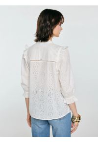 Big-Star - Bluzka damska bawełniana z rękawem 3/4 biała Bohna 100. Okazja: na spacer, na spotkanie biznesowe, do pracy. Typ kołnierza: kołnierzyk stójkowy, kołnierz z falbankami. Kolor: biały. Materiał: bawełna. Wzór: ażurowy, haft, aplikacja. Styl: biznesowy, elegancki, boho #2