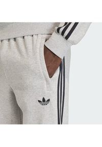 Adidas - adidas Spodnie dresowe 3-Stripes KE2428 Szary Slim Fit. Kolor: szary. Materiał: bawełna #2