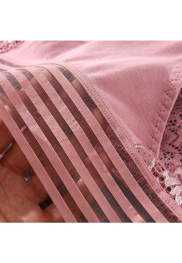 Intica - Majtki bezszwowe z szerokim pasem i koronką Dobrita. Kolor: różowy. Materiał: koronka. Wzór: koronka