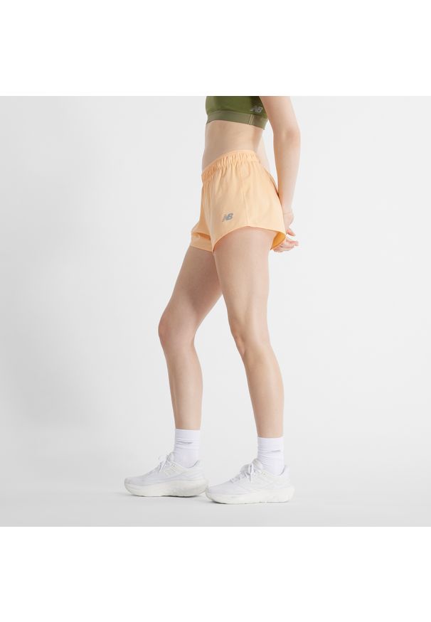 Spodenki damskie New Balance WS41286PAE – pomarańczowe. Kolor: pomarańczowy. Materiał: poliester, materiał. Sport: fitness