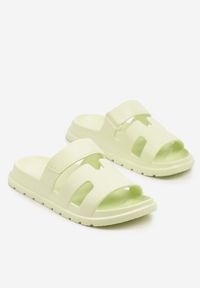 Born2be - Jasnozielone Piankowe Klapki z Ozdobnymi Wycięciami Ellirida. Okazja: na plażę, na co dzień. Kolor: zielony. Sezon: lato. Styl: sportowy, casual, elegancki