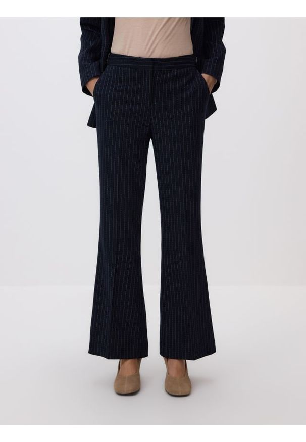 Reserved - Spodnie flare w paski - granatowy. Kolor: niebieski. Materiał: wiskoza, tkanina. Wzór: paski