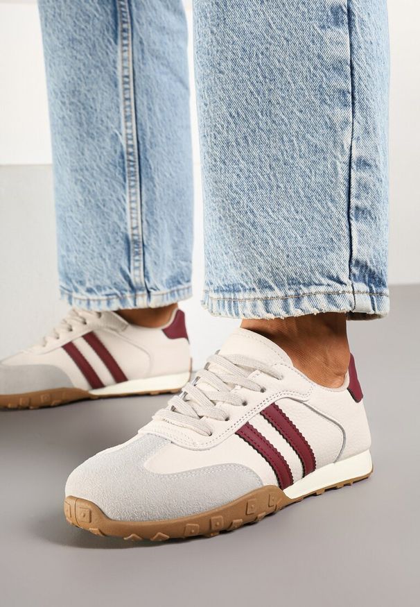 Renee - Beżowo-Bordowe Sneakersy z Ozdobnymi Paskami Atompia. Okazja: na co dzień. Zapięcie: pasek. Kolor: beżowy. Materiał: jeans
