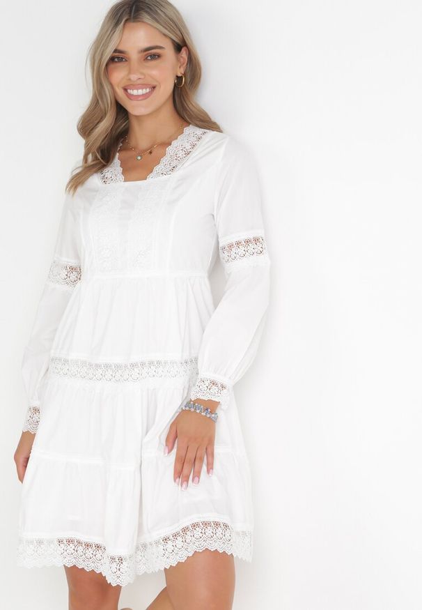 Born2be - Biała Sukienka Mini z Koronkowymi Wstawkami i Rozkloszowanym Dołem Femona. Okazja: na co dzień. Kolor: biały. Materiał: koronka. Typ sukienki: proste. Styl: casual. Długość: mini