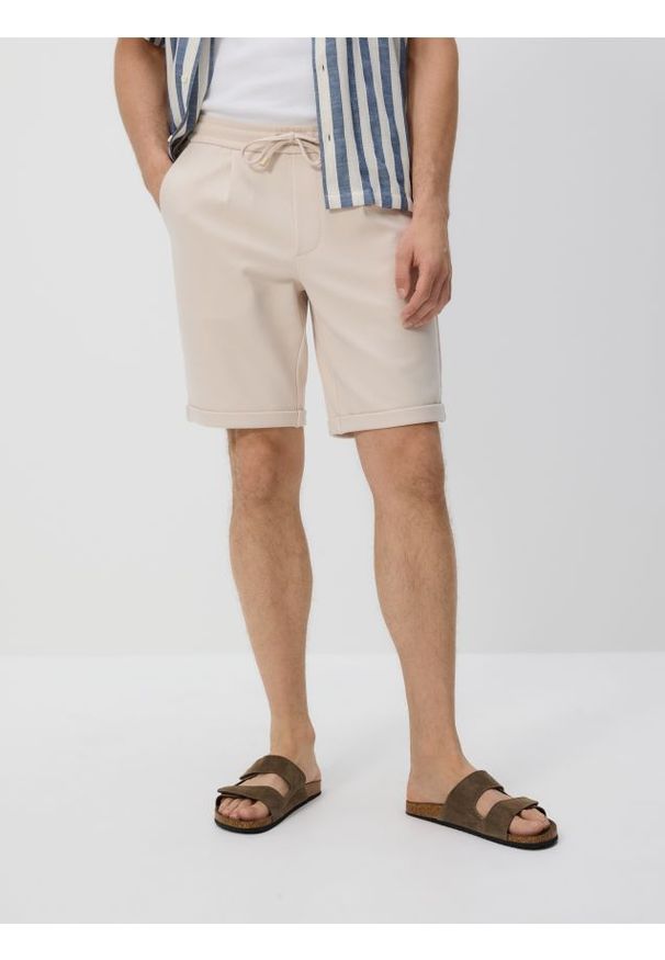 Reserved - Szorty regular fit - kremowy. Kolor: kremowy. Materiał: bawełna, dzianina