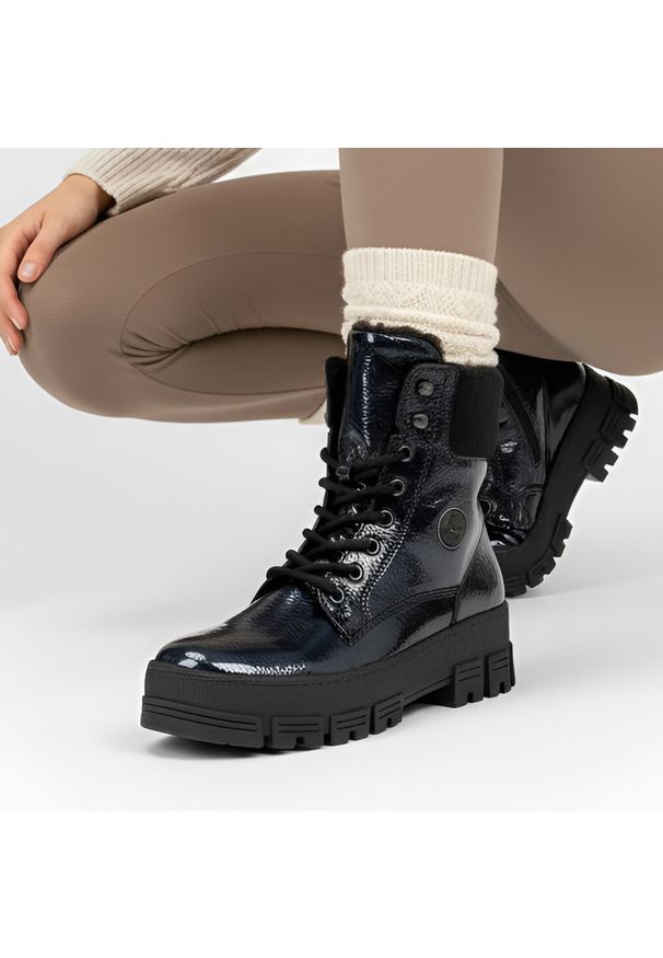 Niebieskie Botki Rieker Obuwie Damskie Na Solidnej Podeszwie. Okazja: na spacer, na co dzień. Zapięcie: sznurówki. Kolor: niebieski. Materiał: lakier. Szerokość cholewki: normalna. Sezon: zima. Styl: casual