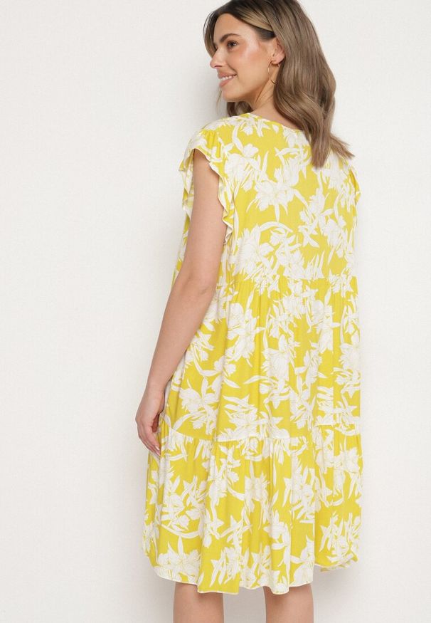 Born2be - Żółta Bawełniana Sukienka o Rozkloszowanym Kroju w Kwiaty Libella. Okazja: do pracy, na co dzień. Kolor: żółty. Materiał: bawełna. Wzór: kwiaty. Typ sukienki: proste, rozkloszowane. Styl: elegancki, casual