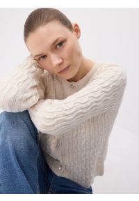 Reserved - Kardigan z ozdobnymi guzikami - kremowy. Kolor: kremowy. Materiał: dzianina #1