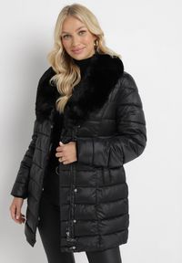 Born2be - Czarna Pikowana Kurtka z Paskiem i Futrzanym Kołnierzem Gunnitte. Typ kołnierza: bez kaptura. Kolor: czarny. Materiał: futro. Styl: elegancki #4