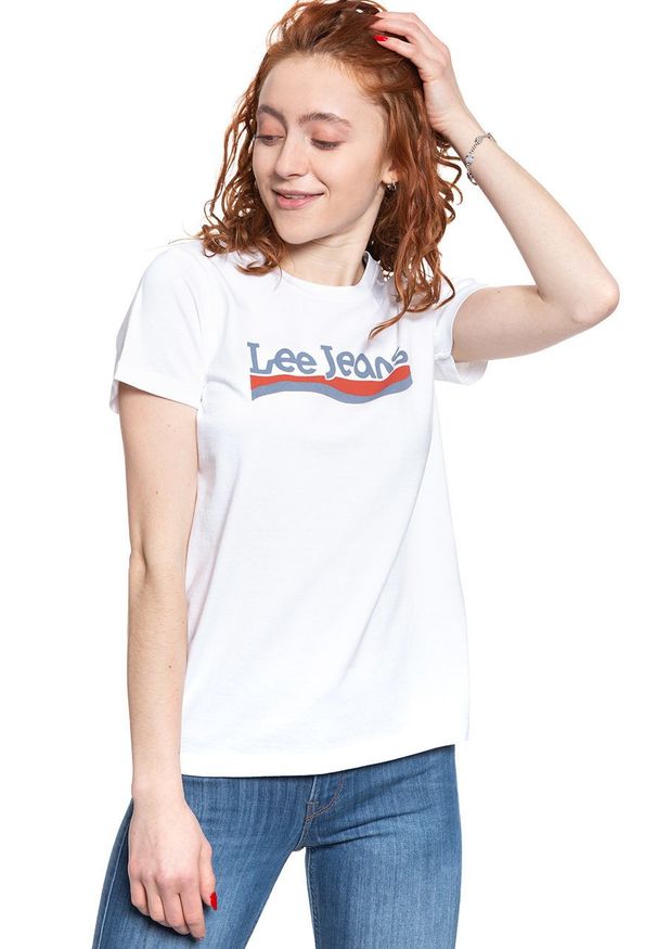 Lee - LEE T SHIRT DAMSKI CREW NECK TEE BRIGHT WHITE L41LETLJ 112109060. Okazja: na uczelnię. Materiał: jeans, denim, materiał, bawełna. Długość rękawa: krótki rękaw. Długość: krótkie. Wzór: kolorowy, nadruk, napisy. Sezon: lato. Styl: klasyczny, sportowy