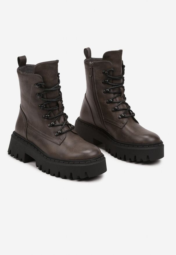 Born2be - Szare Masywne Botki Trapery na Platformie w Stylu Militarnym Verola. Okazja: na co dzień. Nosek buta: okrągły. Zapięcie: zamek. Kolor: szary. Wzór: moro. Materiał: dzianina, futro, skóra. Sezon: zima. Obcas: na platformie. Styl: militarny. Wysokość obcasa: niski