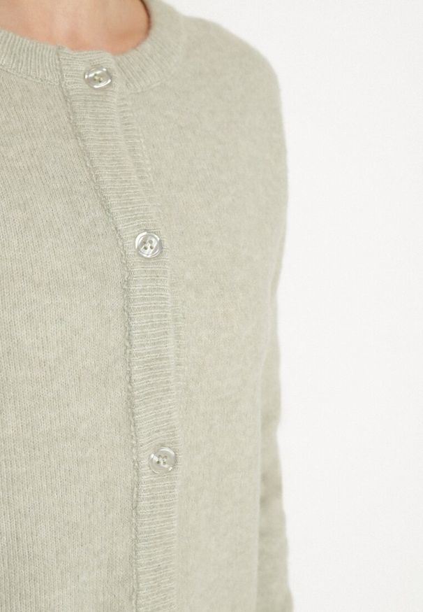 Born2be - Jasnozielony Kardigan o Klasycznym Kroju z Okrągłym Dekoltem Renfira. Okazja: na co dzień. Kolor: zielony. Materiał: jeans. Długość rękawa: długi rękaw. Długość: długie. Wzór: aplikacja. Styl: klasyczny