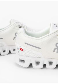 On Running - Sneakersy damskie białe ON RUNNING CLOUD 5. Okazja: do pracy, na spacer, na co dzień. Kolor: biały. Sport: bieganie #4