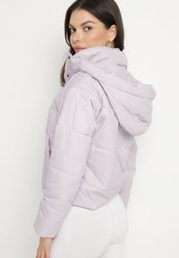 Born2be - Jasnofioletowa Pikowana Kurtka z Kapturem i Lekkim Ociepleniem Ninirila. Okazja: na spacer. Typ kołnierza: kaptur. Kolor: fioletowy. Materiał: jeans. Długość: krótkie. Styl: klasyczny, elegancki #3