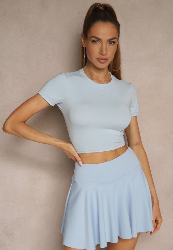 Renee - Jasnoniebieski Dopasowany T-shirt z Wiskozą o Kroju Crop Top Folaviela. Okazja: na co dzień. Kolor: niebieski. Materiał: wiskoza. Styl: casual
