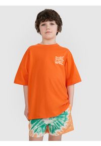 4f - 4F T-shirt oversize z nadrukiem chłopięcy - pomarańczowy 140 (9-10 lat). Okazja: na co dzień. Kolor: pomarańczowy. Materiał: dzianina, bawełna, jersey. Długość rękawa: krótki rękaw. Długość: krótkie. Wzór: nadruk. Sezon: lato. Styl: klasyczny, sportowy, casual
