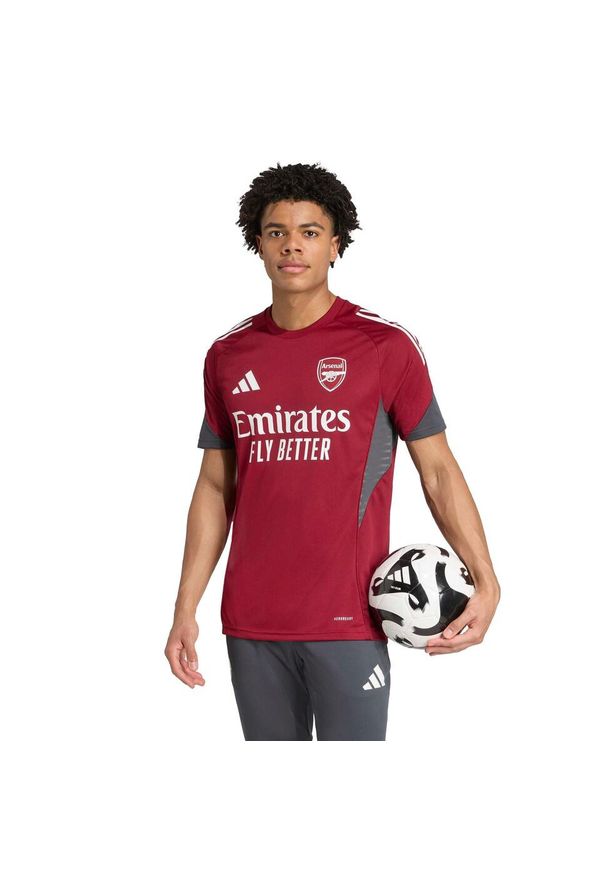 Adidas - Koszulka treningowa Arsenal EU 2025/26. Kolor: czerwony. Sport: piłka nożna