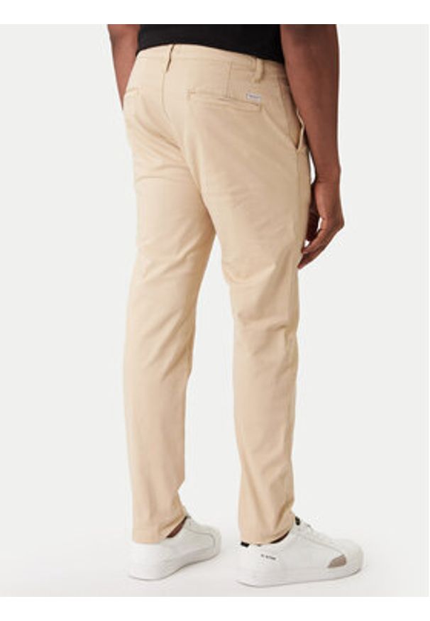 Guess Jeans Chinosy M4YB33 WGB5A Beżowy Regular Fit. Kolor: beżowy. Materiał: bawełna